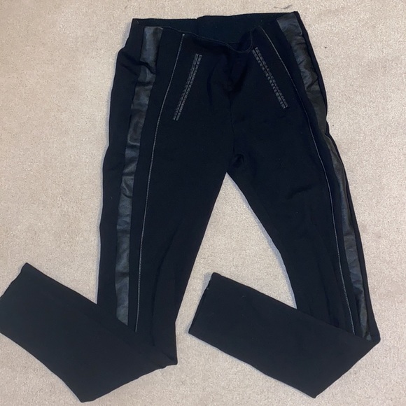 Black leggings with faux leather side panels - Picture 3 of 7
